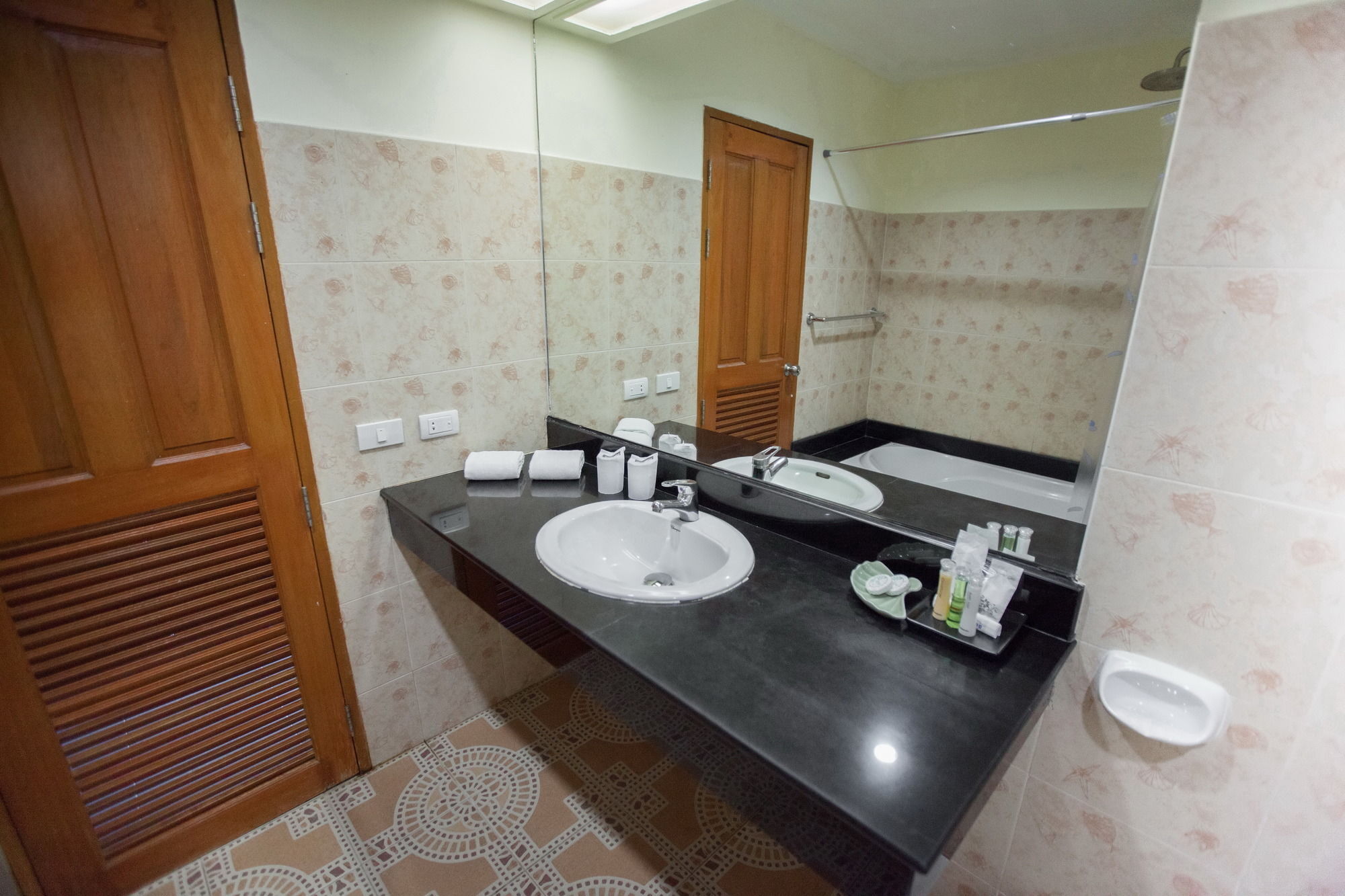 Chalong Beach Hotel Phuket Rawai Exterior foto