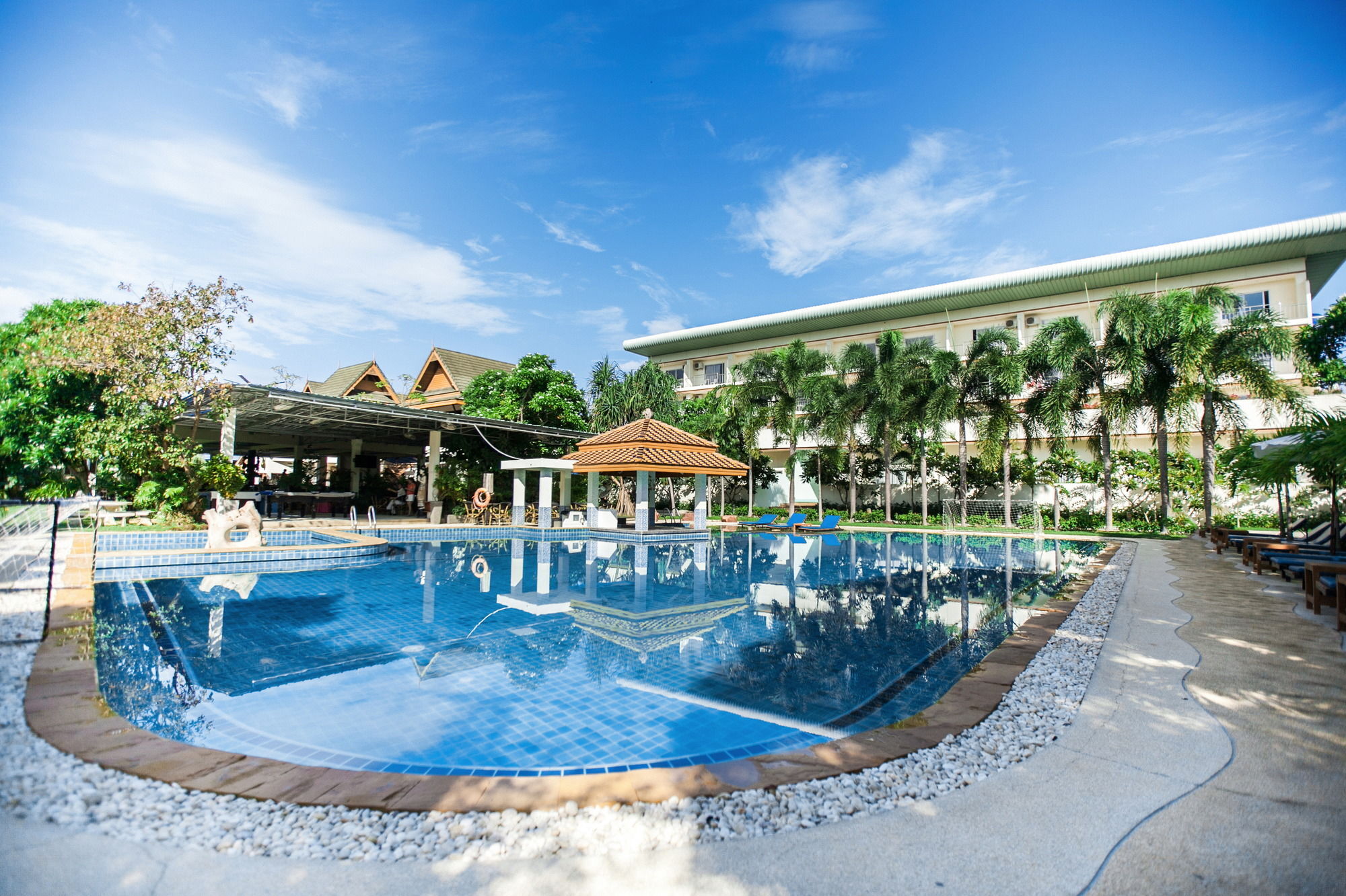 Chalong Beach Hotel Phuket Rawai Exterior foto